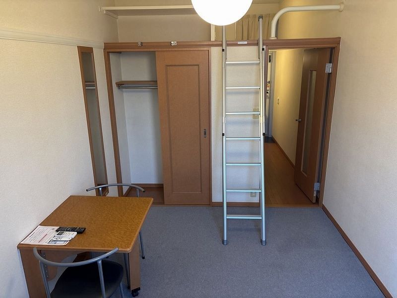 レオパレス希望の丘 居間