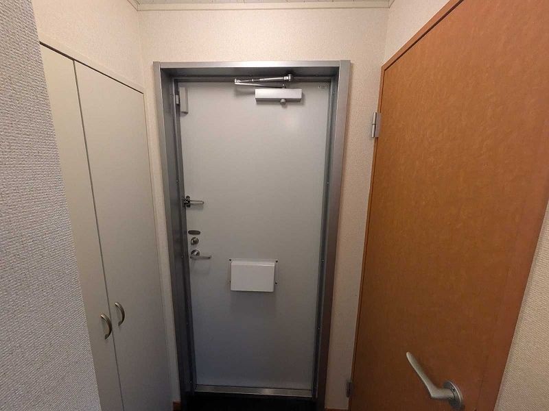 レオパレスパワーハウス 玄関