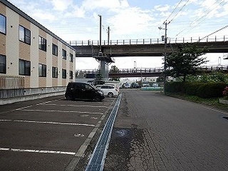 レオパレスフローラ 駐車場