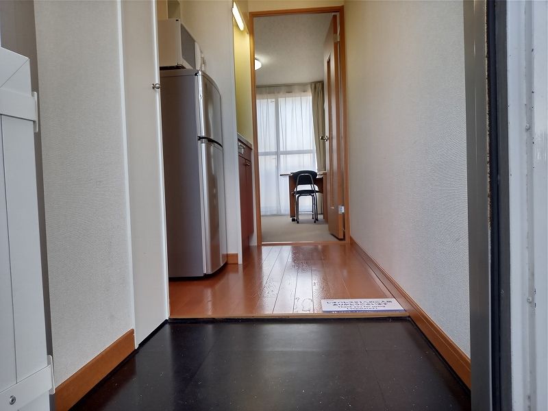 レオパレスモナミ 玄関
