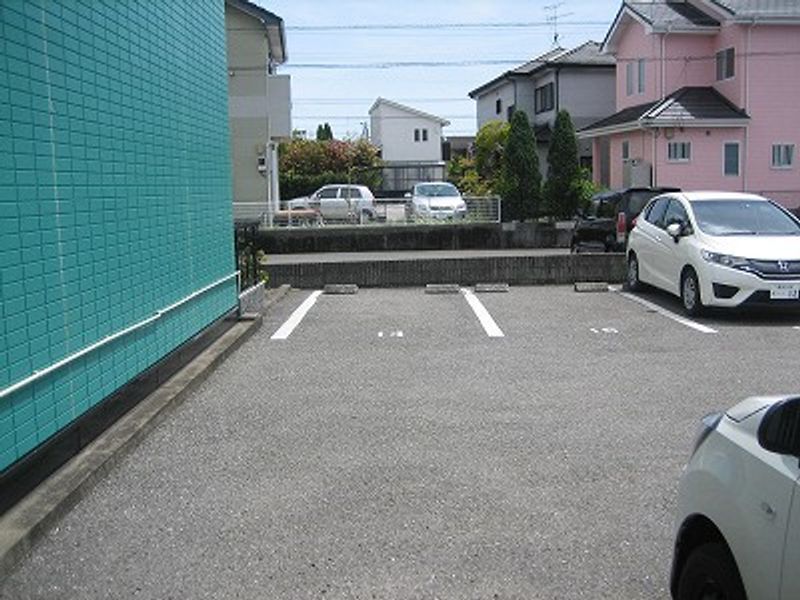 レオパレスとさみずき 駐車場