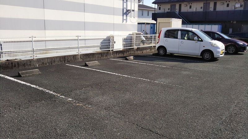 レオパレスステラ 駐車場