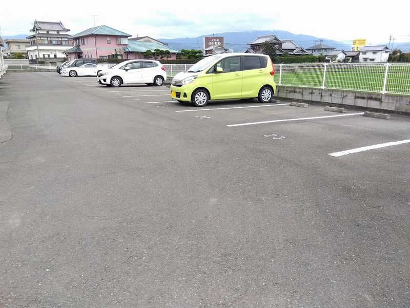 レオネクストグランデ　セコンド 駐車場