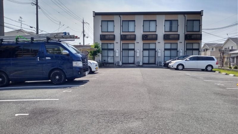 レオパレス虹の架け橋 駐車場