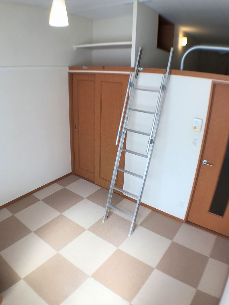 レオパレスパイナス松福 寝室
