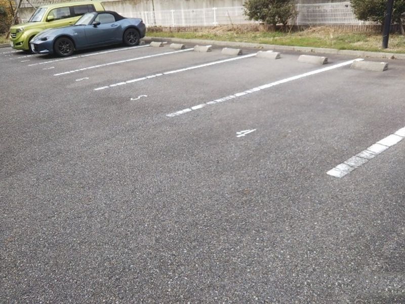 レオパレスメープル北神 駐車場