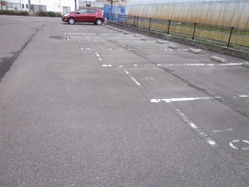 レオパレスクエスト　Ｋ 駐車場