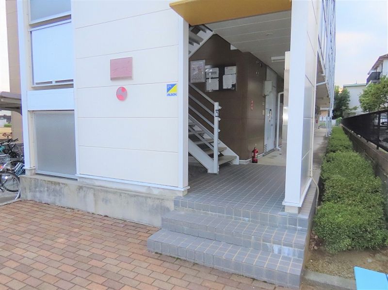 レオパレスらいちょう エントランス