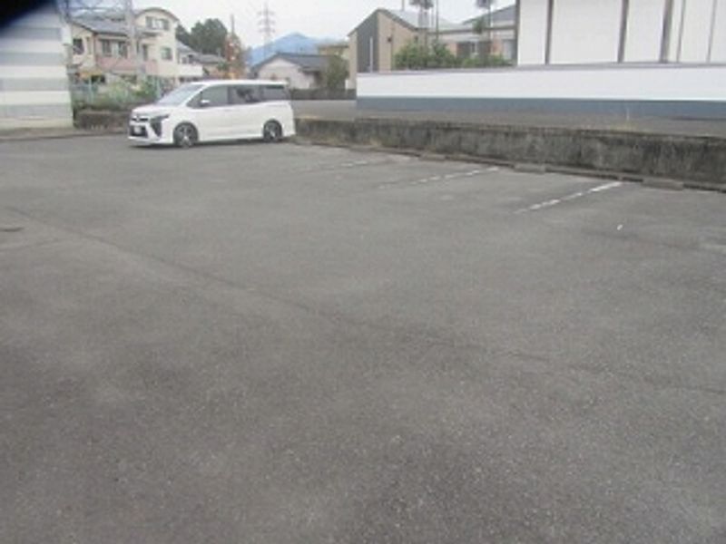 レオパレスヴィルヌーブⅡ 駐車場