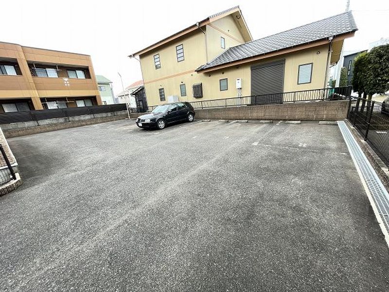 レオパレスロハス富の原 駐車場
