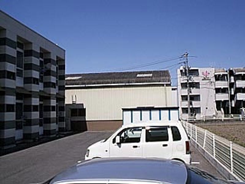 レオパレスルミエール 駐車場