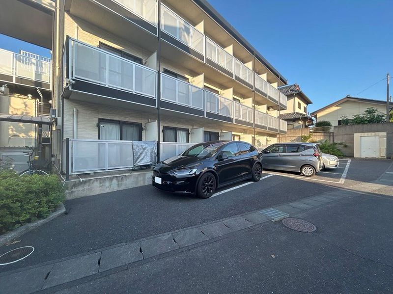 レオパレスしろがね 駐車場