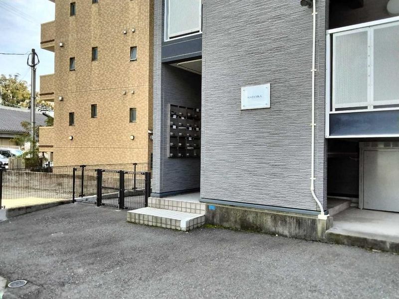 レオパレスサザンカ エントランス