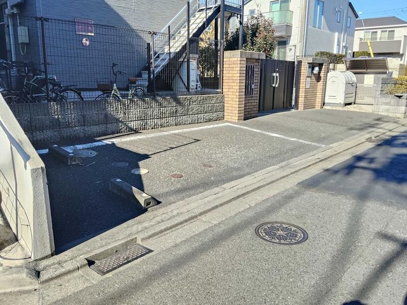 leopalace Emu Esu Kei II Parking lot