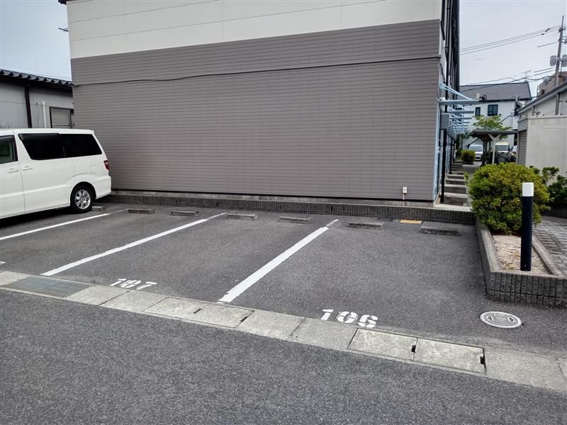 レオパレスマユリカ 駐車場