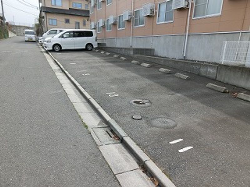 レオパレス白山台 駐車場