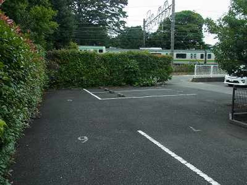 レオパレスアルプホルン 駐車場