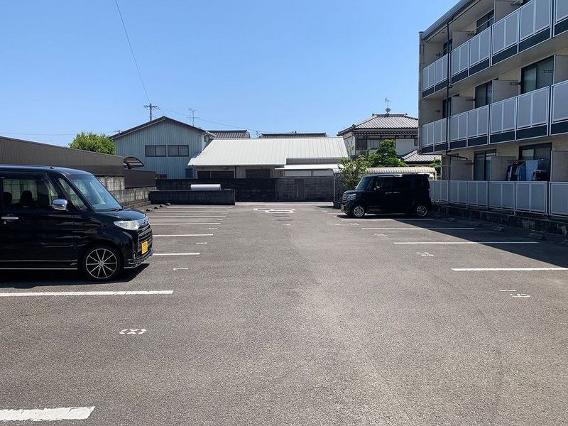 レオパレスフレグラント 駐車場