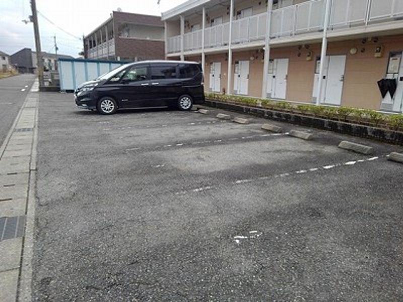 レオパレス翼 駐車場