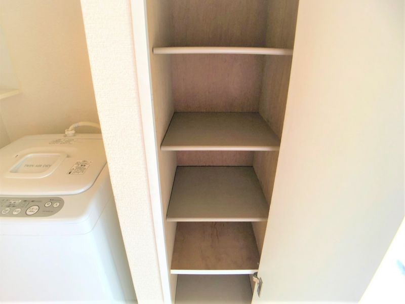 レオパレスエルピース 玄関
