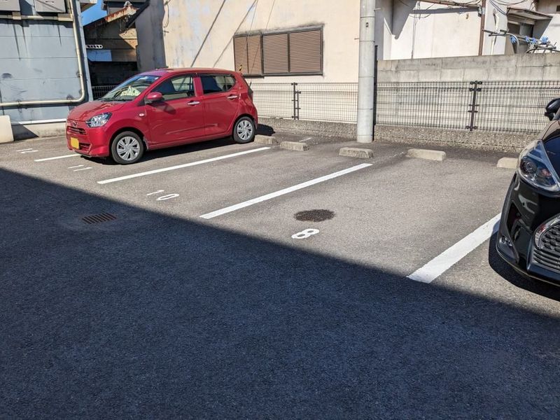 レオパレスエントラレ 駐車場