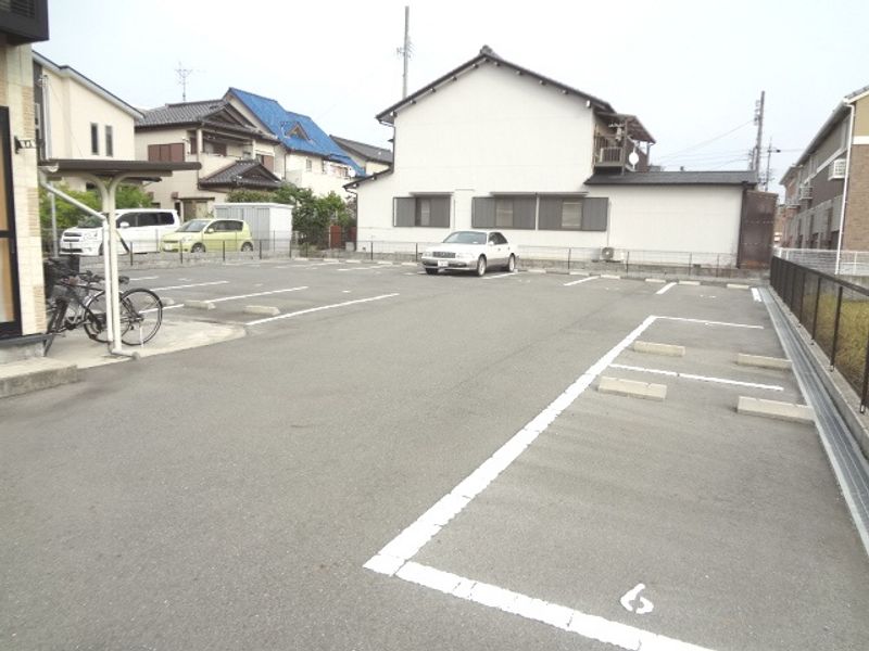 レオパレスレーヴⅠ 駐車場
