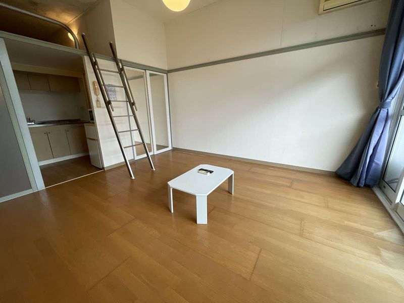 レオパレス神田 居間