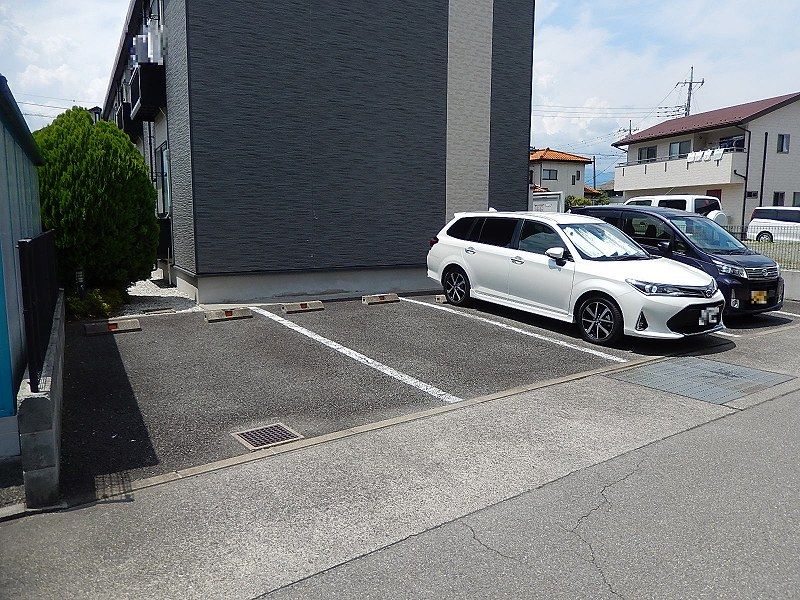 レオパレスリバティ 駐車場