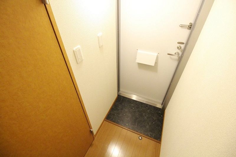 レオパレス春日井ステーション 玄関