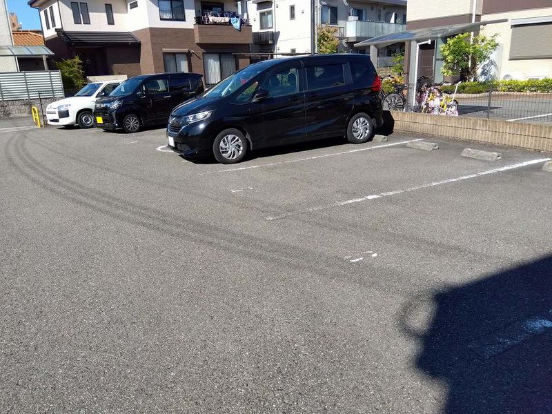 レオパレスグランプラージュ 駐車場