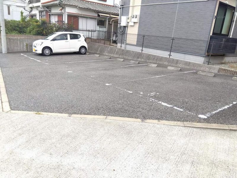 レオパレスシャイン 駐車場