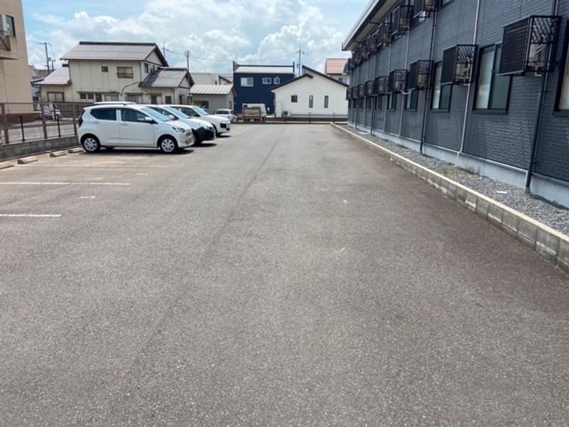 レオパレスプラネット　ピース 駐車場