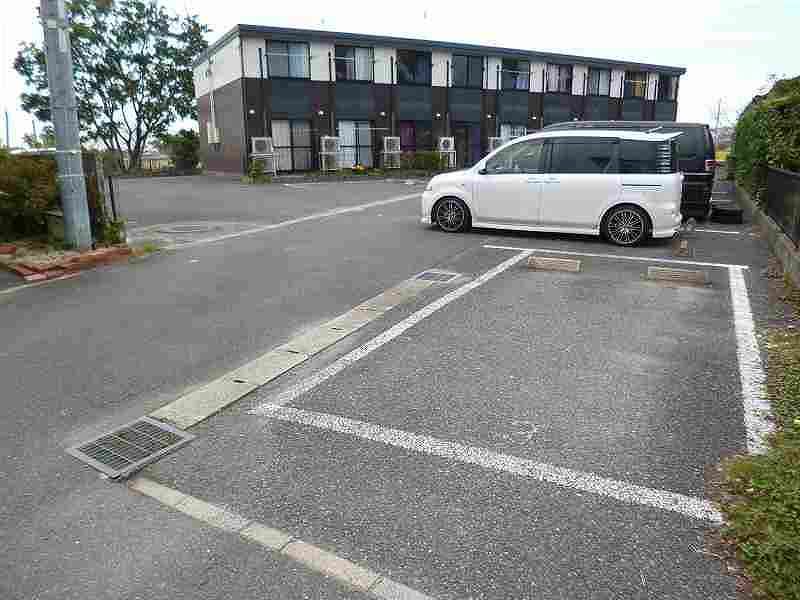 レオパレスフダザ 駐車場