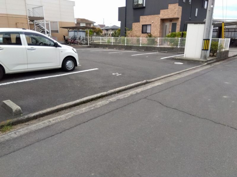 レオパレスキララ 駐車場