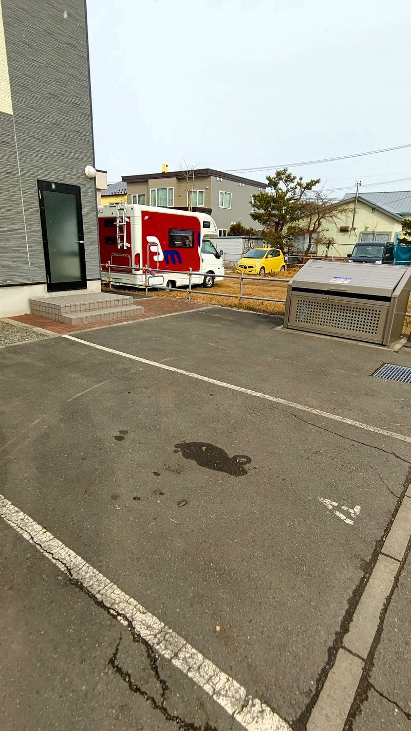 レオパレスオンフルール 駐車場