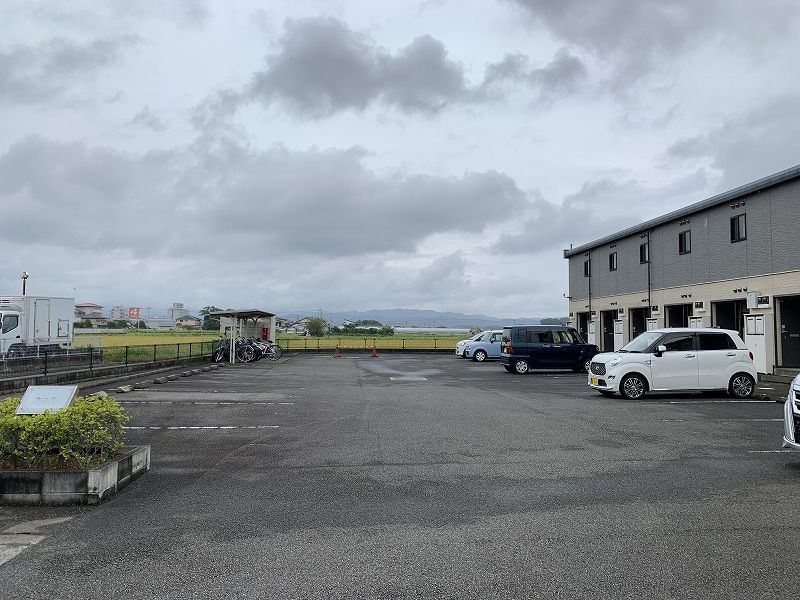 レオパレスサーブ 駐車場