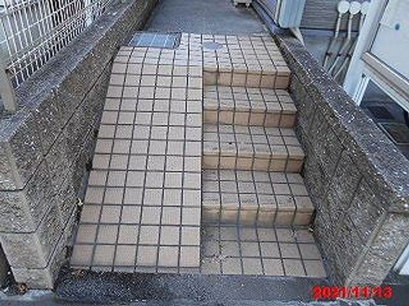 レオパレスプラド岩塚 エントランス