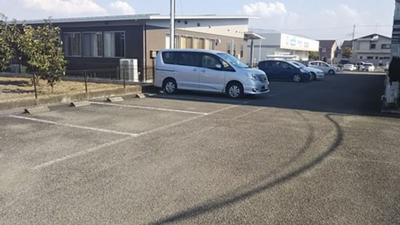 レオパレスレザン 駐車場
