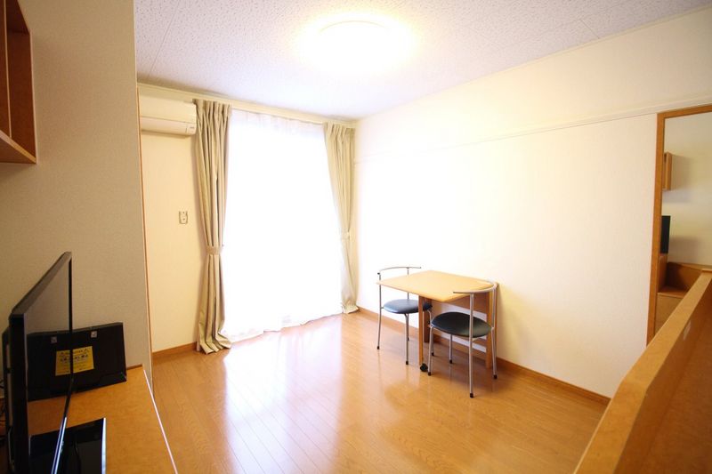 レオパレス三康 居間