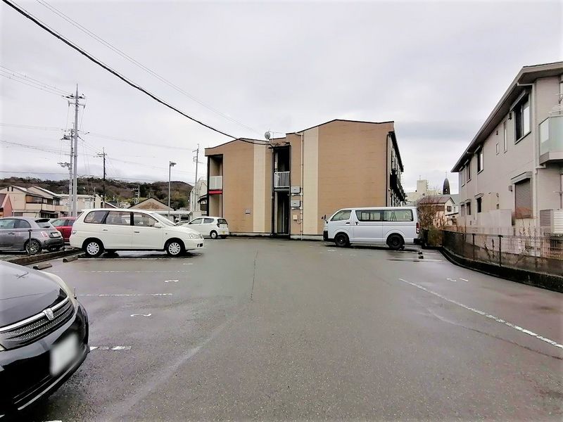 レオパレス栄 駐車場