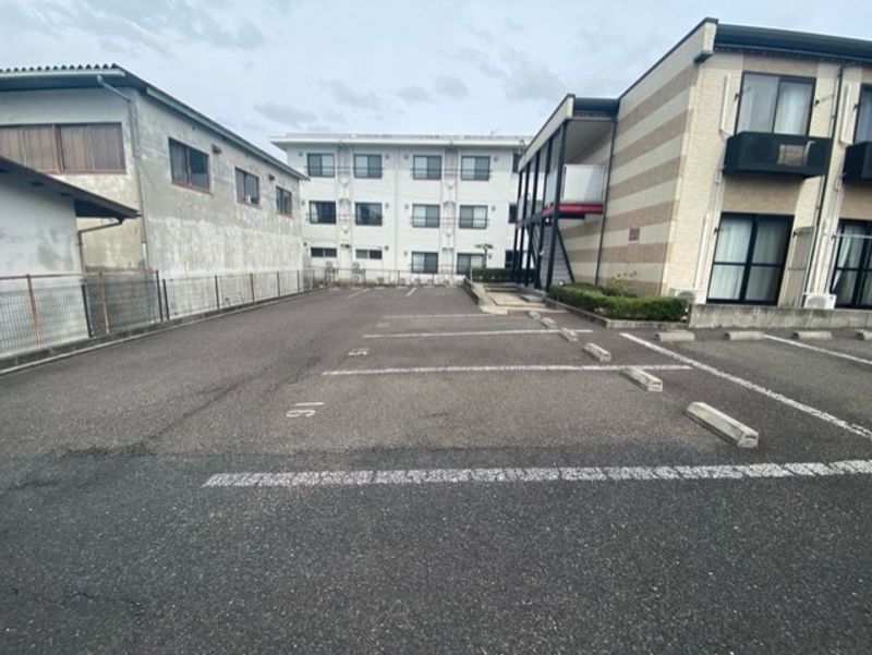 レオパレス大山 駐車場