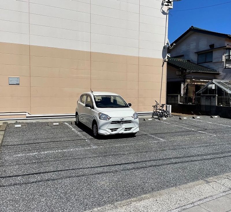 レオパレスフェザーハウス 駐車場