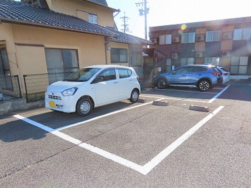 レオパレスセブンスペード上田 駐車場