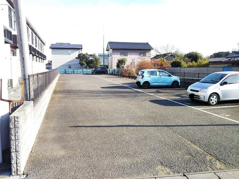 レオパレスステラ 駐車場