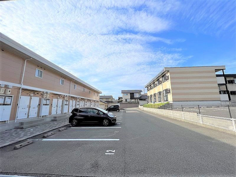 レオパレスビッグストン 駐車場