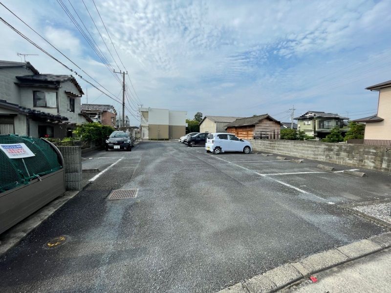 レオパレスホスタル山下 駐車場
