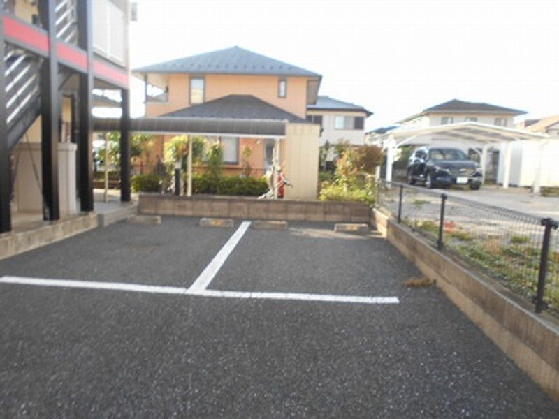 レオパレスアルブル 駐車場