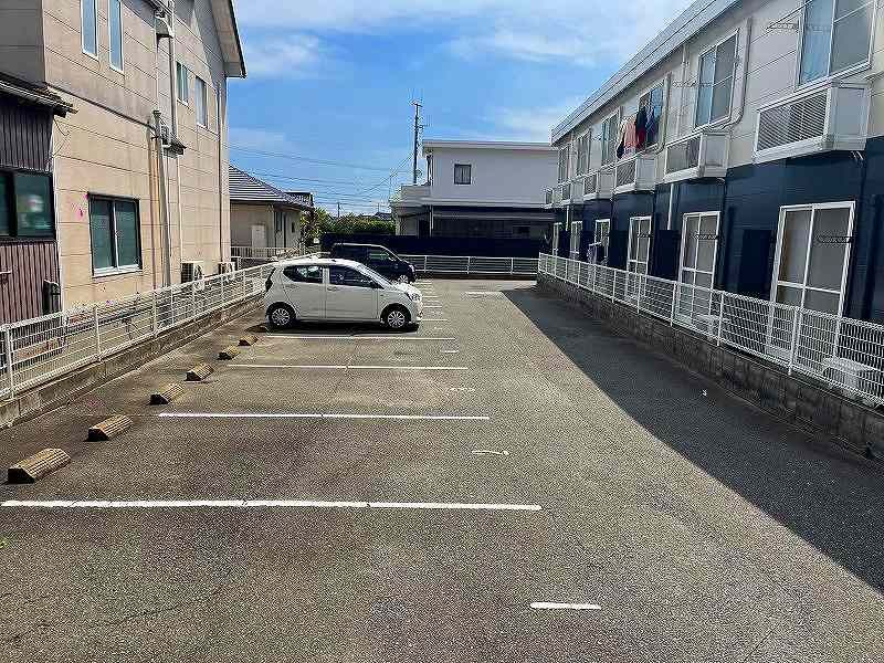 レオパレスブルースカイ 駐車場