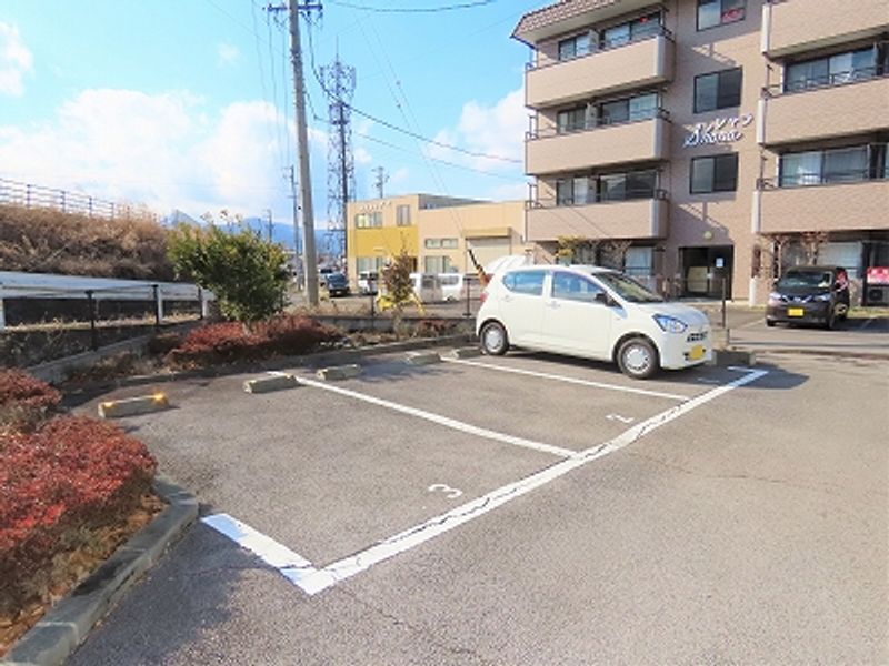 レオパレスつくし 駐車場