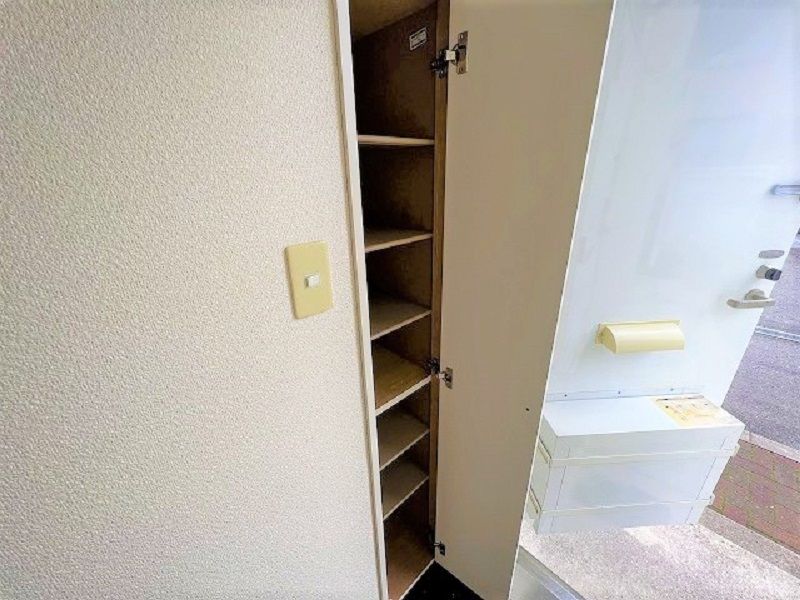 レオパレスセレステ湖山 玄関